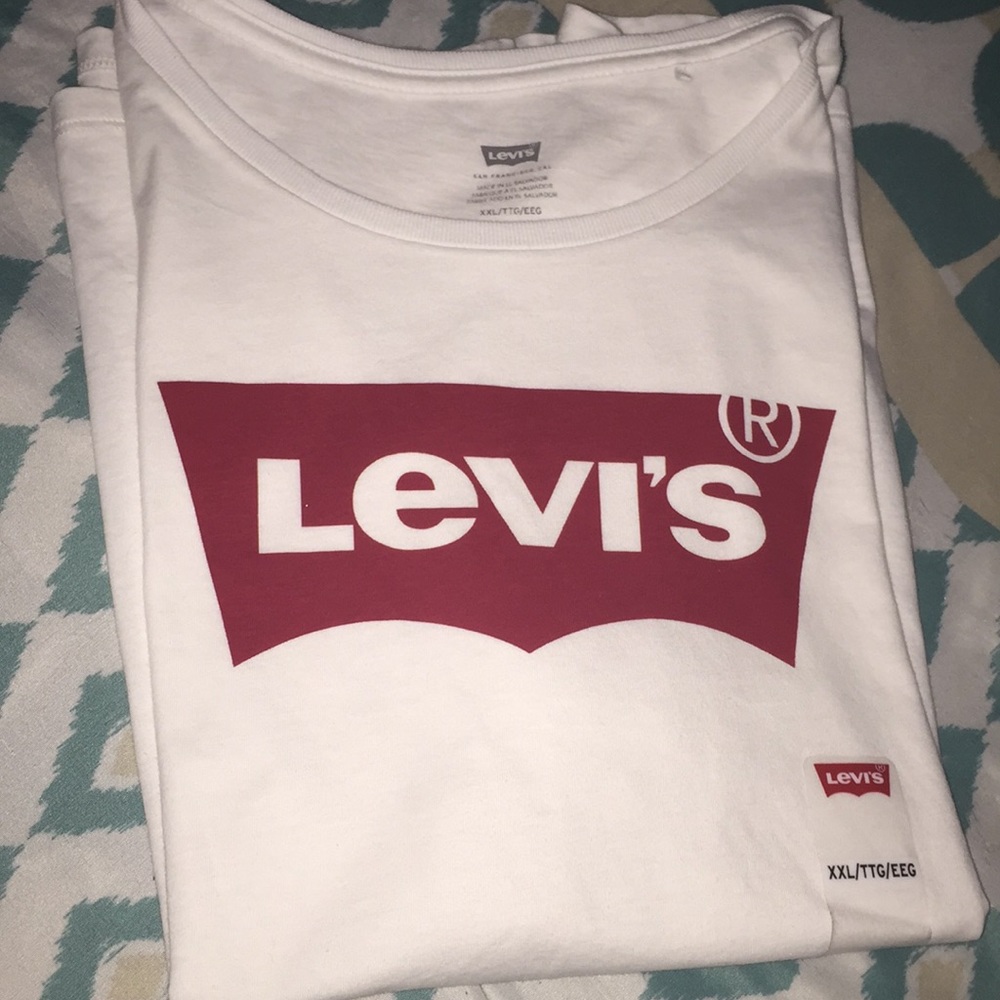 A white Levi’s t shirt.